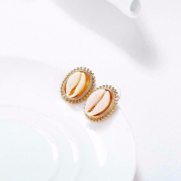 Polished Shell Royal Heirloom Gold Studded Earring - Picture 3 of 8